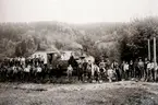 Bilden tagen sommaren 1903, dvs ett drygt halvår innan SAJ startade trafiken.

SAJ - rallarna vid Svarvarebacken, Ljungstorp sommaren 1903 med loket F.U. von Essen, 
köpt 1902 som byggnadslok från Hjo-Stenstorps Järnvägsaktiebolag. 
Loket byggdes 1875 av Kristinehamns mekaniska verkstad, såldes av SAJ 1905 till DONJ och hamnade senare hos Sulfit AB Ljusnan innan det skrotades 1930.