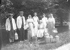 Mejerilag i Sundsborg, Broddetorp 1915.
Mejeriet brann den 9 juli 1932.
Fr.v:
1. Gustaf Pettersson, Vässtorp.
2. Anders Andersson, Rensberg.
3. Fru Johanna Andersson, Rensberg.
4. Edit Vestberg.
5. Helga Vestberg.
6. Signe Johansson.
7. Anna Backman 