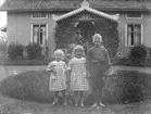 3 barn i Knektegårdens trädgård.