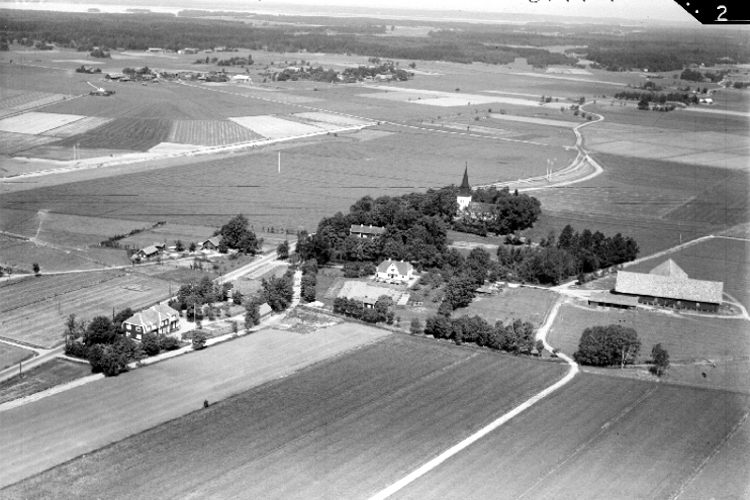 Hjälstads kyrkby.