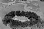 Karaby kyrka ligger vid Vänern i  Örslösa församling. Den gamla kyrkan brann den 9 februari 1919. Endast vapenhuset och kyrkklockan kunde räddas. Alla inventarier förstördes vid branden.
En ny kyrka byggdes på de gamla murarna och invigdes 13 januari 1924.  Altarskåpet är utfört av Eric Nilsson, Harplinge och installerades 1965. Dopfunten i sandsten är skadad men har sig givna plats i kyrkan.