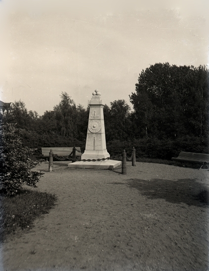 Minnessten över Duncker o Aerekof i Umeå.
Joachim Zachris Duncker, 1774-1809.
Officer i svenska armén o kom från en gammal tysk krigarsläkt, som redan under 1600-talet omtalas i Finland. Under kriget 1808-09 utmärkte sig Duncker bland annat i slaget vid Pulkkila den 2 maj och i slaget vid Virta bro den 27 oktober 1808.
Han  stupade i slaget vid Hörnefors och begravdes tillsammans med den ryska kavalleriöversten Aerekof vid Umeå stads kyrka av den ryske generalen Nikolaj Kamenskij.
Johan Ludvig Runebergs "Fänrik Ståls sägner" är uppkommen efter Dunchans brev.