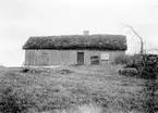 Mellanskogen - f. d. soldaten A. G. Hjalmars ställe på Segerstadsfalan 1921.
I porten står korpral Hjalmar. Låg å Wahlsteds teg på falan.