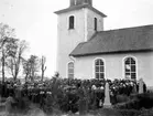 Karl Johanssons fru Berta, i Deragården Hornborga begravs. 
Samling kring graven.