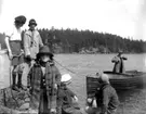 Från vänster:
Marie-Louise Berg, 
Dagny Elfman, 
Mechtild Berg, 
Nils Olof Elfman, 
Maria Berg och 
i båten Hjalmar Elfman.

Fotograf är Maria Berg, född Flach.

Kapten Sigge Flachs samling, Prinshaga, Axvall.