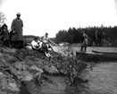 Från vänster: 
Mechtild Berg med 
sin far, Knut Berg, 
sin syster Marie-Louise Berg, 
sin mor Maria Berg, 
Dagny Elfman, 
dennas son Nils Olof Elfman framför och 
Hjalmar Elfman i båten.

Fotograf är Maria Berg, född Flach.

Kapten Sigge Flachs samling, Prinshaga, Axvall.