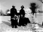 Mor Maria Berg med dottern Marie-Louise o tant Dagny Elfman med sin son Sten.

Marie-Louise Berg, gift Grauers, f. 1914.

Fotografen Maria Berg född Flach.

Kapten Sigge Flachs samling, Prinshaga, Axvall.