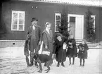 Härlunda socken. Herrtorp.
Arvid och Elsa Andersson med 2 av deras egna döttrar, Majken och Nanny, samt okänd barnsköterska.
C:a 1925.