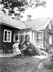 Härlunda socken. Gotland.
Östgöta-främmande på Gotland, Härlunda. C:a 1932.
Fr.v:
Karin Andersson, Ellen Andersson, Emil Jansson med dottersonen Erik Andersson i knäet,  hans hustru Alma Jansson, bakom henne Arvid Andersson, Carl Magnus Andersson, hans hustru Eva Vilhelmina Andersson, bakom henne Berta Andersson, Anita (dtr t. Carl Magnus o Eva Vilhelmina), Kerstin, Elisabeth Jansson, systrar till Eva Vilhelmina), Elsa Andersson samt stående i dörren, Eric Jansson (bror till Eva Vilhelmina) med systerdottern Brita Andersson i famnen.