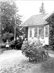 Härlunda socken. Gotland.
Östgöta-främmande på Gotland, Härlunda. C:a 1932.
Karin Andersson, Ellen Andersson, Emil Jansson med dottersonen Erik Andersson i knäet,  hans hustru Alma Jansson, bakom henne Arvid Andersson, Carl Magnus Andersson, hans hustru Eva Vilhelmina Andersson, bakom henne Berta Andersson, Anita (dtr t. Carl Magnus o Eva Vilhelmina), Kerstin, Elisabeth Jansson, systrar till Eva Vilhelmina), Elsa Andersson samt stående i dörren, Eric Jansson (bror till Eva Vilhelmina) med systerdottern Brita Andersson i famnen.