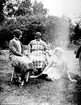 Härlunda socken. 
Mor Karin Andersson i mitten med dottern Brita.
T.v: Kerstin Jansson, t.h: Elisabet Jansson (= Karins systrar från Östergötland).