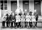 Randstorps skola c:a 1927.
Lärarinnan Märta Karlsson, Randstorp, Fägre.
Nr 5 i bakre raden: Henry Persson
Nr 6 i främre raden: Inga Magnusson, gift Backlund, svägerska till fotografen.