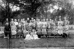 Samling i Götlunda prästgårds trädgård 1945-46.
1. Prosten Birger Källgård
2. Prostinnan Stina Källgård
3. Lärarinnan Agnes Andersson
4. Berta Johansson, Skogshäll
5. Anna Andersson, Persgården, Grevby
6. Fru Klingvall, Bångsbo
7. Gulli Larsson, Stommen
8. Fru Jonsson, gift med Hilmer J.
9. Elsa Pettersson (Joelsson)
10. Herta Johansson
11. Elsa Egnell