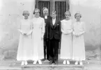 Konfirmation i Götlunda kyrka i juli 1937.
Kontraktsprosten Birger Källgård
1. Gunnel Zansén, Odenslunda
2. Kerstin Nordgren, Grevby
3. Inga Svensson, Sörhaga
4. Ingeborg Pettersson Väringer, Storegården
5. Bengt Källgård