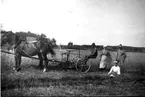 Arrendator Samuel Sandén, Prästgården.
Nathan Sandén i ljusare hatt. Han övertog arrendet 1919. 
(fram till 1925).

Reprofotograf: Gunnar Berggren.