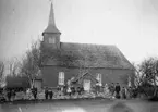 Ungdomar framför Älgarås kyrka.