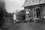 En sommargäst, Hulda Jansson och Frida Larsson, Stenfallet i höbärgningstid.

Reprofotograf: Gunnar Berggren.