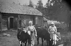 Frida Larsson och modern Hulda Jonsson 1934.
Stenfallet.
Ladugården från 1897.

Reprofotograf: Gunnar Berggren.