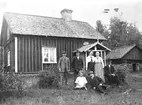 Fr.v:
1. Johan Alfred Johansson, Nolgården, född 1858, död 1928.
2. Gustav Persson, Karlstorp
3. Matilda Jansson, född 26/2 1873, död 14/4 1956. 
     Betlehemsresenär
4. Stina Jansson, syster till nr 3. Hushållerska åt nr 1.
5. August Turesson, född 15/1 1841 i Undenäs,    
    inflyttad från Tived 1903, död 20/1 1927. 