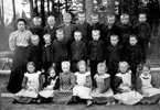 Högshults skola 1908.
Bakre raden fr.v:
1. Hanna Säll
2. Teodor Svantesson, dog i spanska sjukan 1918-19.
3. Konrad Persson, St. Lindåsen
4. Karl Granat, Bäserud
5. Fridolf Johansson, Nolängen
6. Ernst Chill, Bålerud
7. Johan Gustavsson, Bromossen
8. Birger Svantesson, St. Lindåsen (tvillingbror till nr2)
9. Helge Isaksson (Elgander), Korsvägen
Mittraden fr.v:
1. Ture Karlsson, Lövbroholmen (Rörängen)
2. Harald Larsson, Myrhult
3. Karl Chill, Bålerud (ett år äldre än brodern Ernst i övre raden)
4. Oskar Eklund, Sörtorp
5. Karl Karlsson, Karlslund, Myrhult
6. Olle Gustafsson, Småfalla
7.                , 