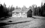 Tuben omkring 1955.
De sista inbyggarna var skogshuggarna Oskar och David Johansson, söner till Lovisa Johansson, Brokärret.

Foto: Lennart Persson, Sjöängen.
Reprofotograf: Gunnar Berggren.