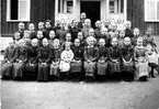 Troligen 1892-93.                                Reprofotograf: Gunnar Berggren.
Främre raden:
1.
2.
3. Elin Jonsson (Wallies), Åsen.
4.
5.
6. Anna Jonsson (dotter till läraren).
7. Hanna Säll
8.                  , Liden.
9. Elinora      , Annelund.
10. Lydia Granath, Banvaktsstugan.
11. Hildur Larsson, Sörgården.
12. Alma Johansson, Kyrkängsbråten.
Andra raden:
1. Einar Jonsson, Skolan.
2. Ellen Karlsson, Spigården
3.
4.
5. Tilda Karlsson, Spigården.
6.         Jonsson, Skolan
7.         Jonsson, Skolan
8.         Jonsson, Skolan
9.
10.
11. Anna           , Torpet
Tredje raden:
9. Ellen Eriksson, Lillestan, Björkulla.
Framifrån o från vänster:
I.  7. Josef Jonsson, Smedstorp.
II. 8. Anna Jonsson, Skolan.
II. 9. Anna Jonsson, Smedstorp.
