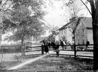 Karin Bäckström f. 1880 drev fotoateljé på Vasagatan 5 i Töreboda. Hon tog över den av sin far Thure Bäckström, som hade etablerat firman 1886, och hon drev den mellan 1896 -1916.
Karin Bäckström gifte sig år 1917 med John Knape.