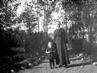 Inga Knape f. 1918, dotter till John Knape och Karin Knape f. Bäckström.
Hanna Knape hemma på besök.
Hanna var sjuksköterska i New York, USA.

Karin Bäckström f. 1880 drev fotoateljé på Vasagatan 5 i Töreboda. Hon tog över den av sin far Thure Bäckström, som hade etablerat firman 1886, och hon drev den mellan 1896 -1916.
Karin Bäckström gifte sig år 1917 med John Knape.