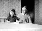 Inga Knape f. 1918, dotter till John Knape och Karin Knape f. Bäckström.
Clara Knape farmor till Inga.

Karin Bäckström f. 1880 drev fotoateljé på Vasagatan 5 i Töreboda. Hon tog över den av sin far Thure Bäckström, som hade etablerat firman 1886, och hon drev den mellan 1896 -1916.
Karin Bäckström gifte sig år 1917 med John Knape.