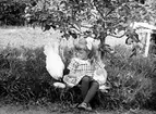 Inga Knape f. 1918, dotter till John Knape och Karin Knape f. Bäckström.

Karin Bäckström f. 1880 drev fotoateljé på Vasagatan 5 i Töreboda. Hon tog över den av sin far Thure Bäckström, som hade etablerat firman 1886, och hon drev den mellan 1896 -1916.
Karin Bäckström gifte sig år 1917 med John Knape.