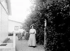 Greta Bäckström är syster till Karin Bäckström.

Karin Bäckström f. 1880 drev fotoateljé på Vasagatan 5 i Töreboda. Hon tog över den av sin far Thure Bäckström, som hade etablerat firman 1886, och hon drev den mellan 1896 -1916.
Karin Bäckström gifte sig år 1917 med John Knape.