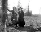 Greta Bäckström är syster till Karin Bäckström.

Karin Bäckström f. 1880 drev fotoateljé på Vasagatan 5 i Töreboda. Hon tog över den av sin far Thure Bäckström, som hade etablerat firman 1886, och hon drev den mellan 1896 -1916.
Karin Bäckström gifte sig år 1917 med John Knape.