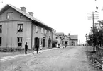 Karin Bäckström f. 1880 drev fotoateljé på Vasagatan 5 i Töreboda. Hon tog över den av sin far Thure Bäckström, som hade etablerat firman 1886, och hon drev den mellan 1896 -1916.
Karin Bäckström gifte sig år 1917 med John Knape.