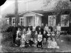 Skolan. 
Amnehärads Kyrkskola, klassfoto. 
Johan Emil Berg *1877. 
Lärare, organist och kantor i Amnehärad 1910-1937. 
Gullspångssamlingen. 
Bilder från Gullspång med omnejd.