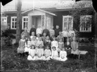 Skolan. 
Amnehärads Kyrkskola, nuvarande (2006) församlingshem.
Lärarinna med skolklass. 
Andra raden nummer sex; Rut Östlund, *1905. 
Gullspångssamlingen. 
Bilder från Gullspång med omnejd.