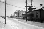 Järnvägsgatan i Kvänum c:a 1920.
Kvänums Handelsförening, Gerdéns, Ordenshuset.
I bakgrunden skymtar kvarnen.