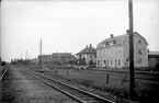 Parkgatan i Kvänum 1920-talet.
hembageri och Möbelaffär.
Huset närmast kameran kallades 