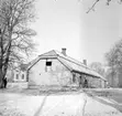 Flygelbyggnaden flyttad till Stadsträdgården i Skara.