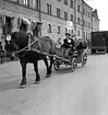 Kronblom i hästskjuts vid bryggeriet på Härlundagatn.