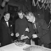 Gymnasistbal på Stadshotellet i Skara våren 1956 tillsammans med äldre skaradjäknar:
Rektor Höijstad bjuds på bål.