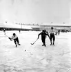 Skara. Bandy SI - Årnäs 16/1 1955 på Slakteriets parkeringsplats/ Gamla Filipsdalsgatan.