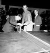 Skara. 
Bordtennis; 
DM i Läroverkets gymnastiksal 27/3 1955. Höjdkontroll av nätet. Treijner, Liss Claesson, Borås, Erik Lenberg, Lidköping.