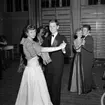 Bal i gymnastiksalen 10/4 1956. 
Dansen går.