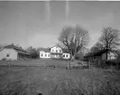 Skara. 
Götala egendom 1963. 
Flyglarna står nu vid Kråks herrgård i Stadsträdgården i Skara.