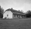 Skara. 
Götala egendom 1963. 
Flyglarna står nu vid Kråks herrgård i Stadsträdgården i Skara.