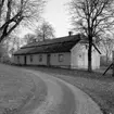 Skara. 
Götala egendom 1963. 
Flyglarna står nu vid Kråks herrgård i Stadsträdgården i Skara.