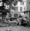 Skara. Järnvägsgatan. Gatuarbetare vid Stadshotellet 10/8 1964.