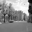 Skara. Järnvägsgatan. Gatuarbetare vid Stadshotellet 10/8 1964.