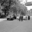 Skara. Järnvägsgatan. Gatuarbetare vid Stadshotellet 10/8 1964.