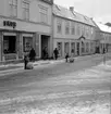 Skara. Marumsgatan, snöbollsrullning (1960?).